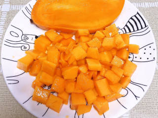 芒果芋圆烧仙草,将芒果切丁待用。