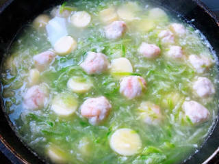 虾滑汤,汤汁烧开放入日式豆腐大火继续煮三分钟