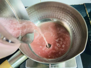 西瓜冻,将西瓜汁倒入锅中，小火煮开