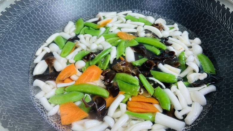 小炒白玉菇,锅中加入适量清水大火烧开，加入适量盐和食用油。放入食材焯烫两分钟