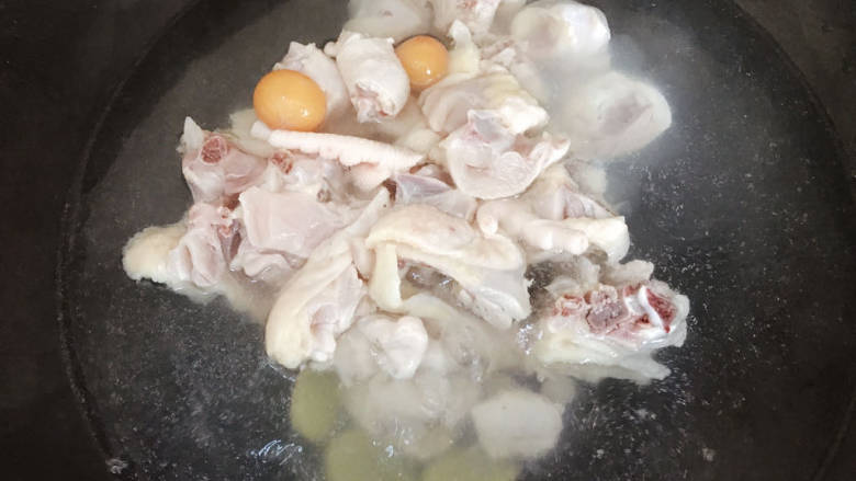 酱焖鸡块,水中放姜片，煮沸后倒入鸡肉