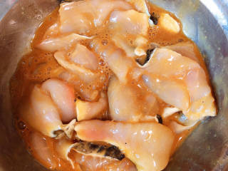 金汤鱼,放入盐、蚝油、生抽、胡椒粉、淀粉，抓匀腌制20分钟入味。