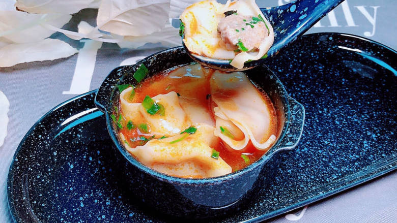 海鲜小馄饨,一碗美味的海鲜小馄饨就上桌了，吃起来吧。