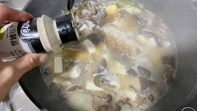 鲫鱼豆腐菇菌汤,加入少许白胡椒粉