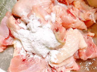 姜葱冬菇蒸滑鸡,放入生粉
