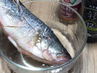 薄荷蒸鲈鱼,将腌制好的鲈鱼洗净盐水