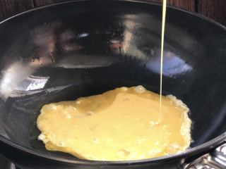 杂炒时蔬,起锅热油，放入蛋液煎熟