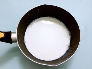椰丝牛奶小方糕,牛奶倒入锅中