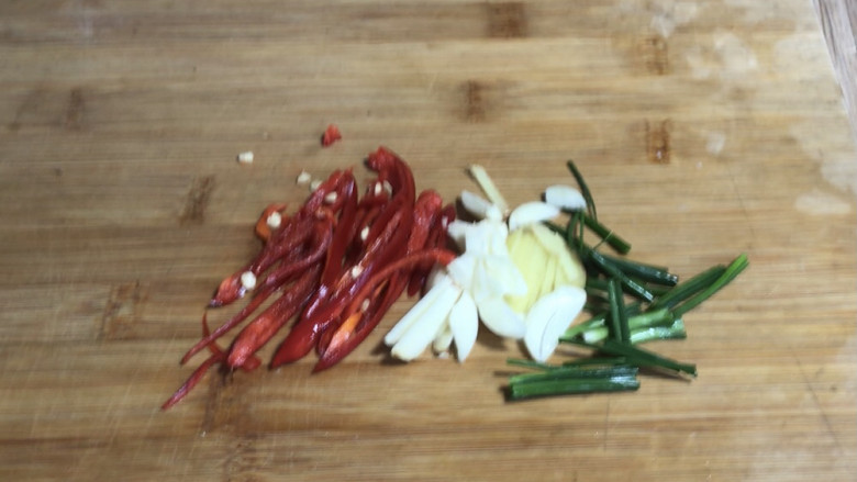 芹菜木耳炒肉丝,备好葱姜蒜，红椒洗净去蒂去籽后切成丝备用
