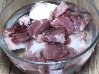 鹌鹑蛋红烧肉,将肉切成小块，洗净沥水备用