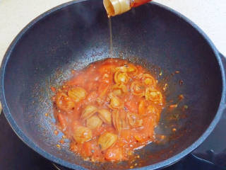 番茄海鲜饭,淋入香油提香，翻拌均匀就可以关火了
