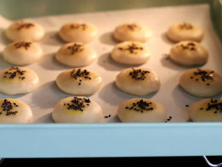 芝麻小酥饼,烤箱提前180度预热10分钟，把做好的核桃酥胚，放入烤箱中层。
