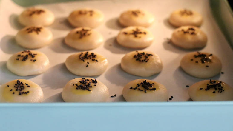 芝麻小酥饼,烤箱提前180度预热10分钟，把做好的核桃酥胚，放入烤箱中层。