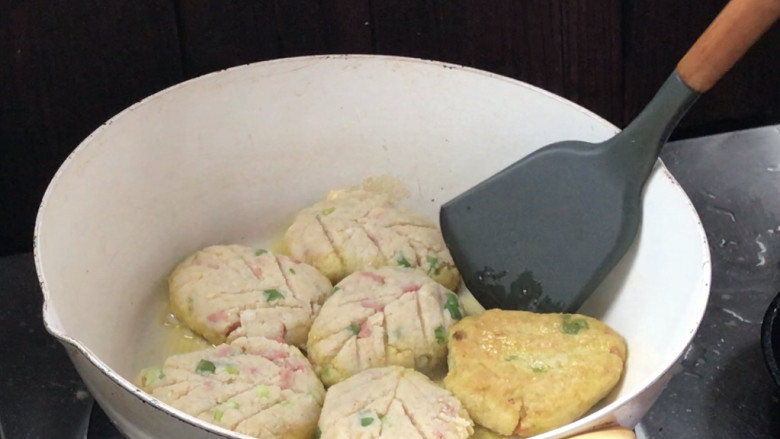 叶子豆渣饼,5分钟后打开锅盖，煎1分钟，煎至底面金黄即可