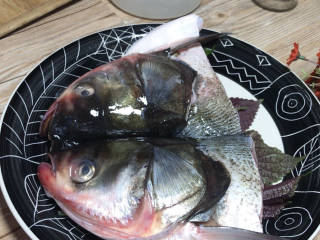紫苏蒸鱼头,将腌制好的鱼头洗净盐水，放在紫苏上面