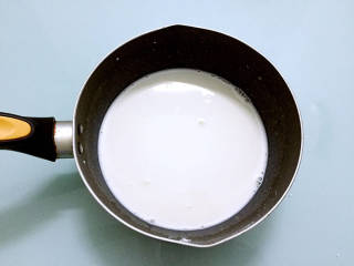 椰丝牛奶小方糕,搅拌均匀