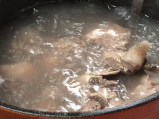 山药炖排骨,排骨洗净，放入冷水锅中，加入料酒煮沸
