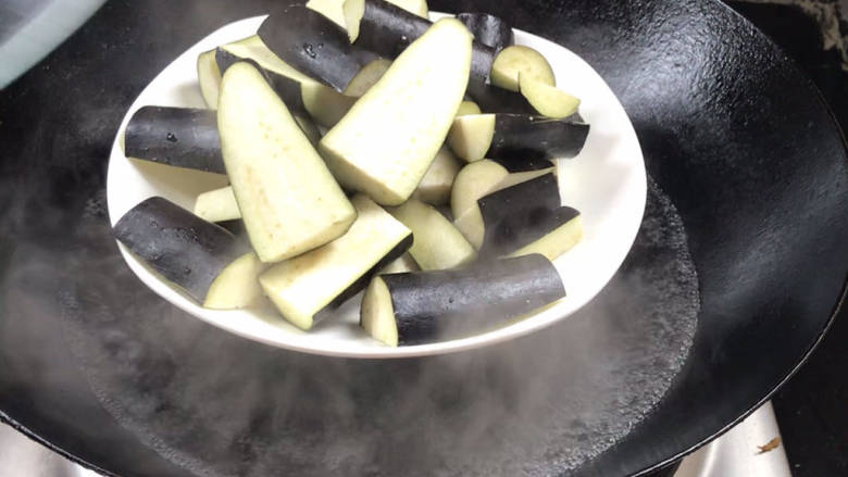 茄泥肉丸,切成块装盘，放入开水锅中蒸7分钟
