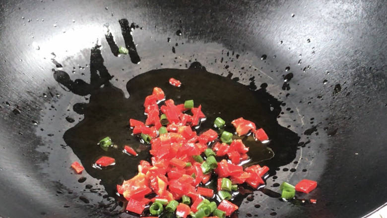 茄泥肉丸,再起锅放油，放入红椒碎和葱花