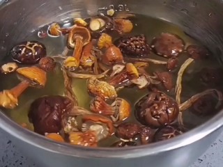 排骨滋补菌汤,将茶树菇，姬松茸，花菇清洗干净，浸泡1小时备用