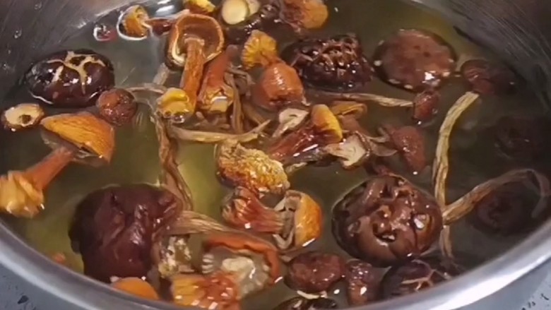 排骨滋补菌汤,将茶树菇，姬松茸，花菇清洗干净，浸泡1小时备用