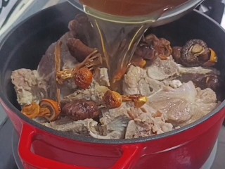 排骨滋补菌汤,焯水后的排骨盛入锅中，放入浸泡过的茶树菇姬松茸和花菇，连同浸泡的水一起倒入