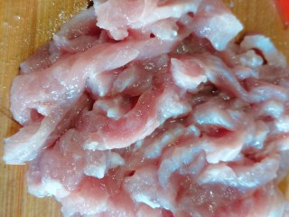 嫩南瓜炒肉丝,瘦肉清洗干净，把它切成条状