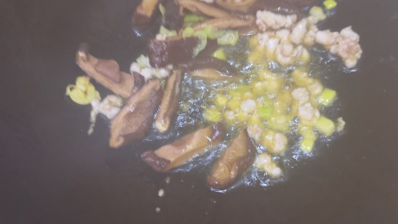 香菇海米炖冬瓜,放入香菇翻炒。