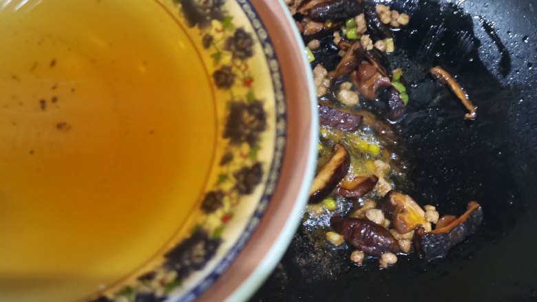 香菇海米炖冬瓜,加入泡香菇的水炖煮一分钟左右。
