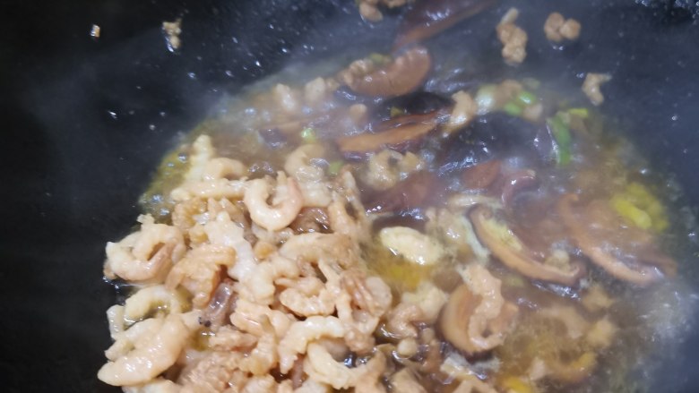 香菇海米炖冬瓜,放入海米，翻炒。炖煮片刻。
