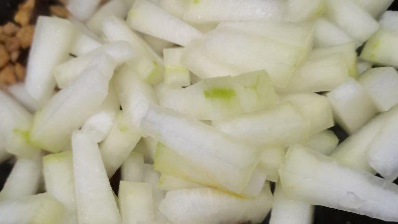 香菇海米炖冬瓜,汤汁见少，放入冬瓜。