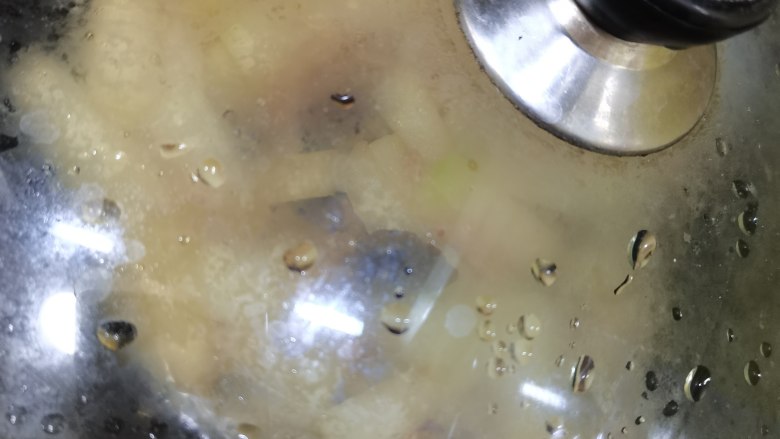 香菇海米炖冬瓜,盖盖子炖煮一分来钟，中间试试，瓜条稍软，不要太软即可。