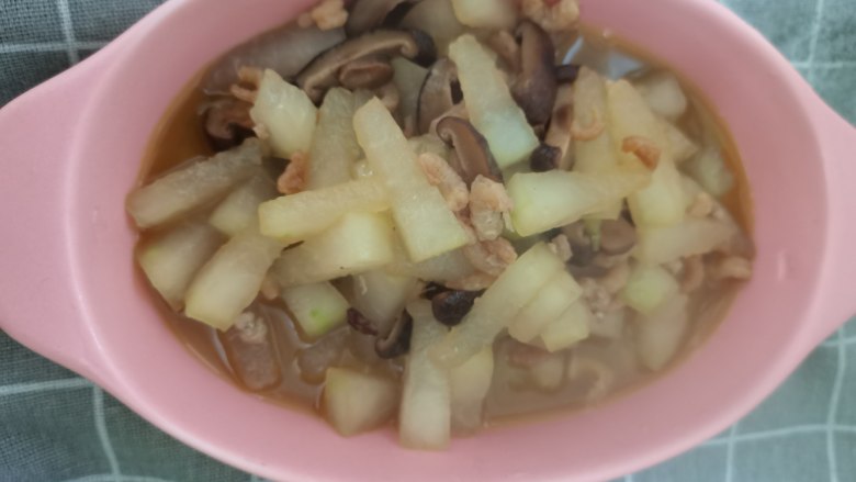 香菇海米炖冬瓜,放少许盐，出锅装盘。