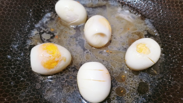 糖醋鸡蛋,锅里烧油，把鸡蛋放入翻炒一下，再加入食用盐，加入适量的清水加上盖子，把它焖煮一下