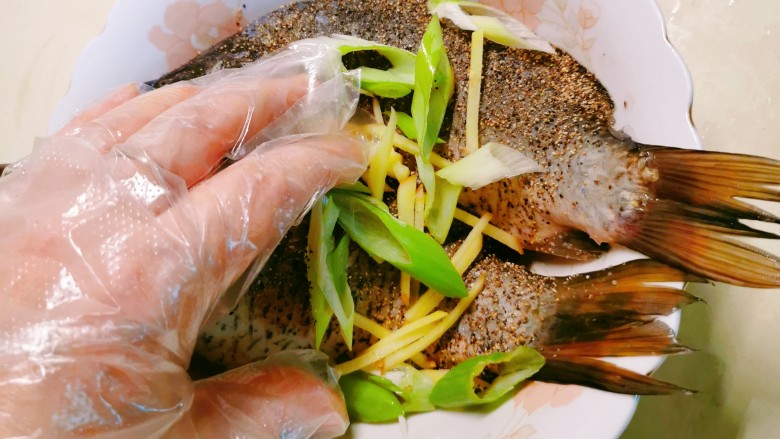 香烤鲫鱼,反复按摩鱼身，易于去腥入味，静置腌制1个小时。