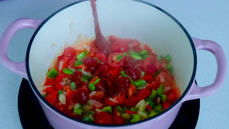 番茄海鲜饭,加入番茄酱，适量盐继续翻炒均匀