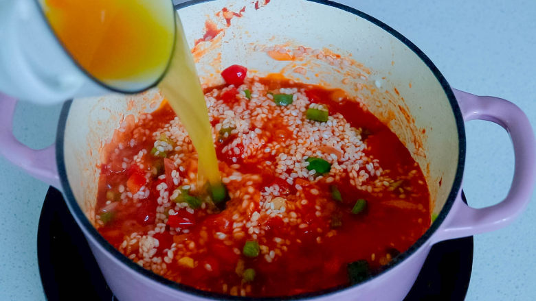 番茄海鲜饭,加适量鸡高汤，没过食材5毫米左右