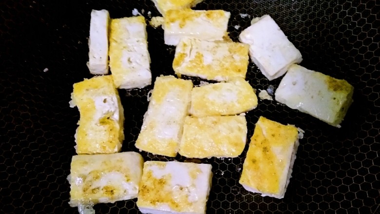 黄瓜烧豆腐,煎一会儿后再翻个面煎另一个面，煎至两面金黄即可出锅备用