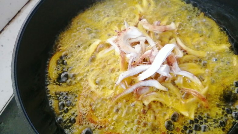 蒸裸斑鱼,热油锅放香菇炸自金黄