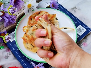葱油蚕丝饼（饺子皮版）,非常酥脆，手抓就碎了，能听到脆脆的声音