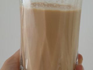 奶茶,将奶茶过滤倒入杯中 ，加一勺红豆 就可以喝了。