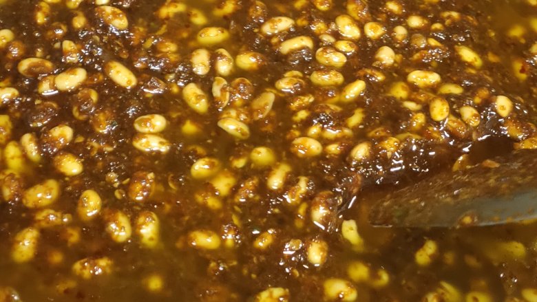 豆瓣酱,炒至水分收干加控干水的黄豆 ，继续翻炒