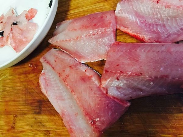 木耳炒财鱼片,黑鱼一条，去除首尾，鱼段的骨刺也去除，洗净