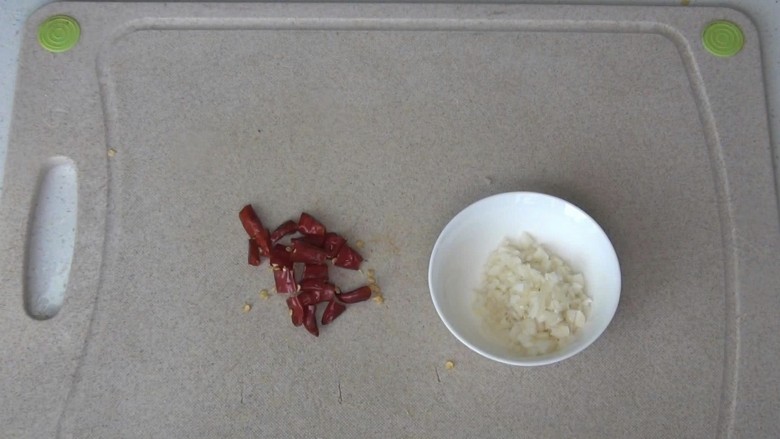 凉拌苦瓜丝,把大蒜拍碎后切细末，红辣椒切成小段