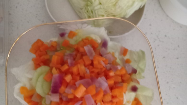 土豆蔬菜沙拉,放入焯好的胡萝卜，黄瓜洋葱生菜