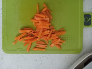 杏鲍菇刀削面,切胡萝卜丁