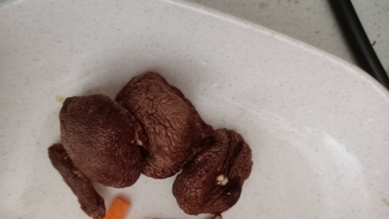 杏鲍菇刀削面,洗好香菇