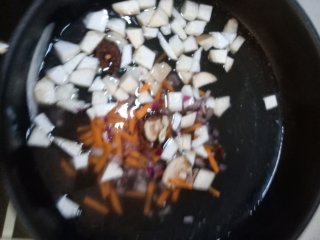 杏鲍菇刀削面,将切好的菜焯熟，捞出备用