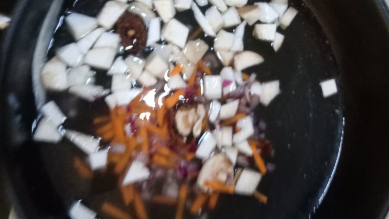杏鲍菇刀削面,将切好的菜焯熟，捞出备用