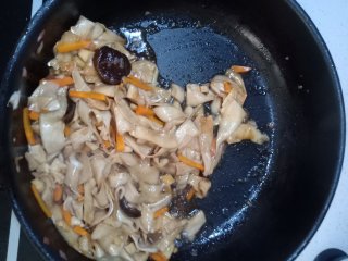 杏鲍菇刀削面,将杏鲍菇胡萝卜等菜放入锅中，放入生抽，盐，醋，鸡汁